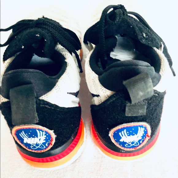 NIKE LEBRON BASKETBALL SIZE 3 Y main image 5